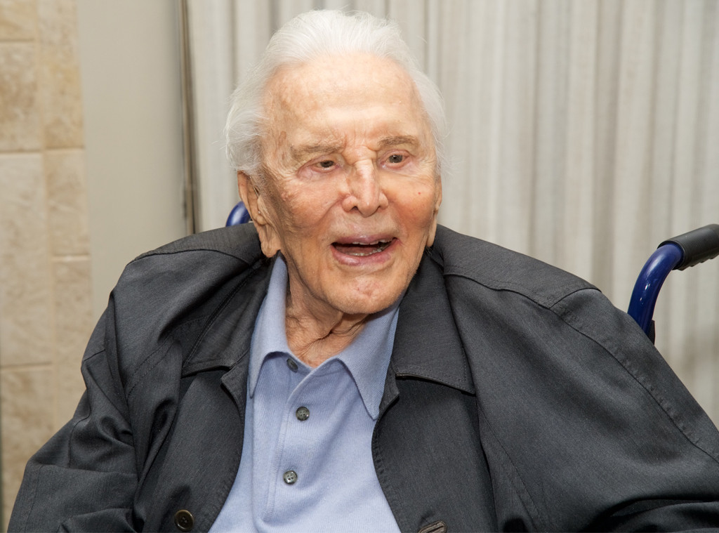 Decouvrez L Adorable Photo De Kirk Douglas 101 Ans Qui Sourit A